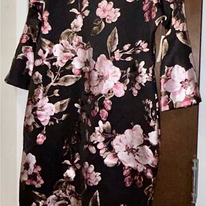 Dress Sz14 NWT Chic Floral Dress with Wide Sleeves beginning around the elbow)